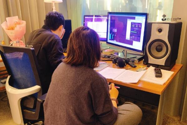 广播剧配音训练方法，靠近话筒用平稳的气息发音