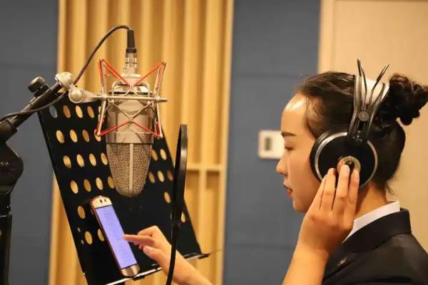 新闻配音的技巧，控制气息、掌握停顿可让节奏感更强烈
