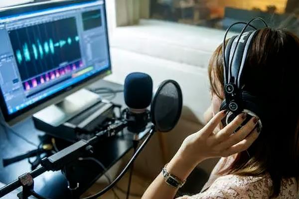 自媒体电影配音方法，可使用熊猫宝库、配音云等软件
