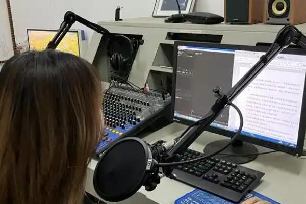 播音主持下班能做哪些副业，可选择有声书配音、电台语音主播等兼职