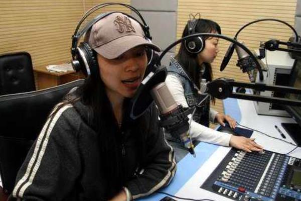 播音主持下班能做哪些副业，可选择有声书配音、电台语音主播等兼职