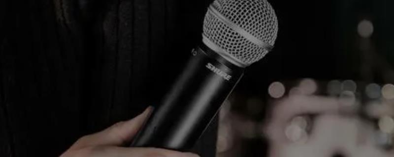 主持人管理面部表情的方法，平时练习微笑可以形成良好的意识