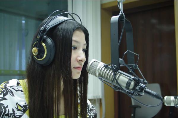 播音主持胆小怎么解决，交流的时候要学会寻找话题