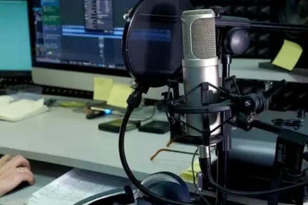 播音主持怎么练出好听的声音，需进行音量、音准、音色这三个方面的练习