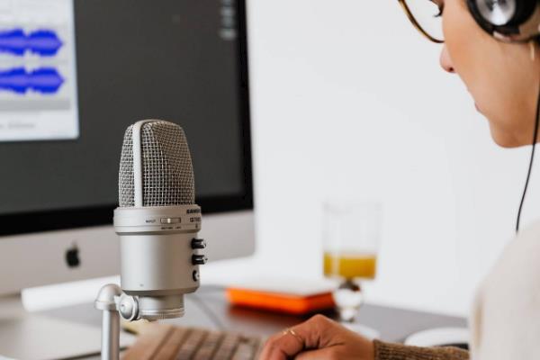播音主持怎么练出好听的声音，需进行音量、音准、音色这三个方面的练习