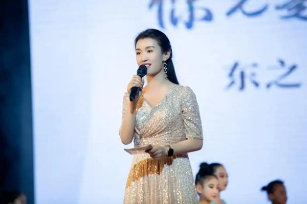 主持公司晚会的注意事项，首先确定好合适的服装