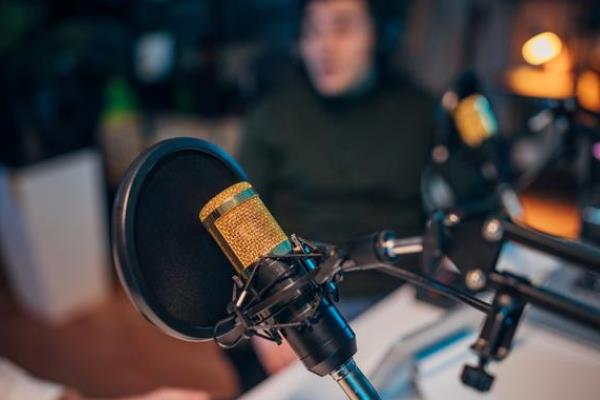 口播声音不好听怎么改善，使用适宜的麦克风能增加收音效果
