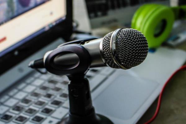 口播声音不好听怎么改善，使用适宜的麦克风能增加收音效果