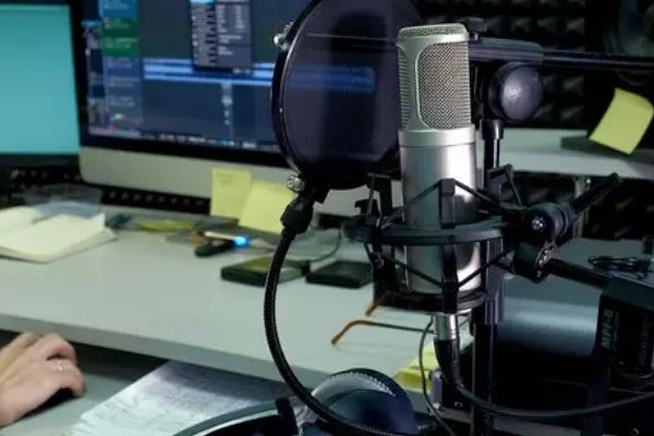 口播声音不好听怎么改善，使用适宜的麦克风能增加收音效果