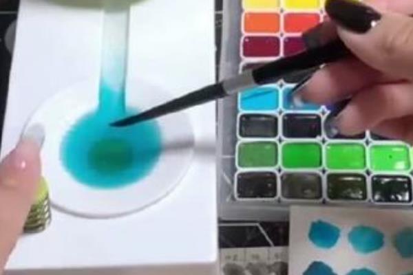 怎样清洗水彩画笔，将笔浸泡在水里涮一下即可