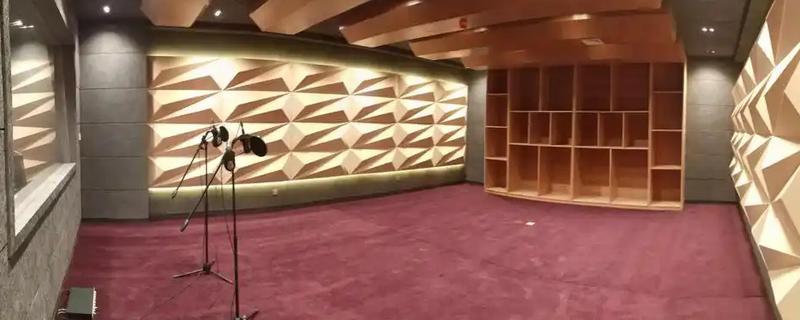 一个人怎样配出两个不同声音，可以尝试模仿他人说话