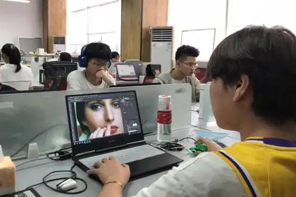插画师课程学费，大多在三千元至上万元不等