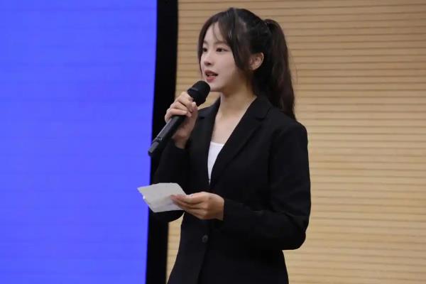 播音主持里面的实声是什么意思，指念稿时饱满有力、气息充足的声音