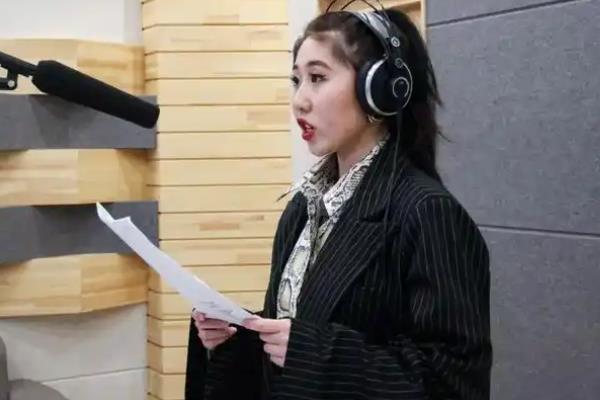 播音主持里面的实声是什么意思，指念稿时饱满有力、气息充足的声音