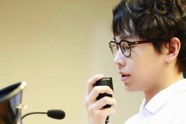 播音主持里面的实声是什么意思，指念稿时饱满有力、气息充足的声音