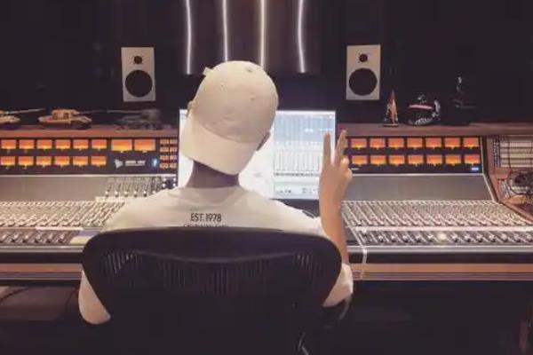 朗诵时要不要跟着伴奏音乐踩点，一心想着踩点是本末倒置