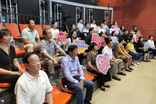嘉宾不配合的情况节目主持人如何处理，需保持良好的沟通