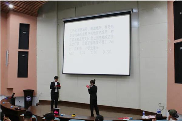 嘉宾不配合的情况节目主持人如何处理，需保持良好的沟通