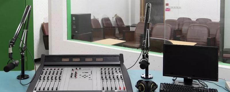 播音主持人的职责，负责编辑文案稿件、策划并录制节目等工作