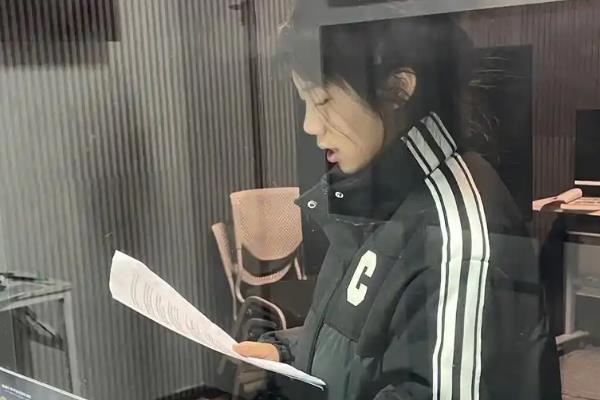 播音主持人的职责，负责编辑文案稿件、策划并录制节目等工作