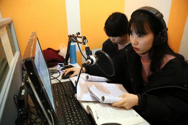 播音主持人的职责，负责编辑文案稿件、策划并录制节目等工作