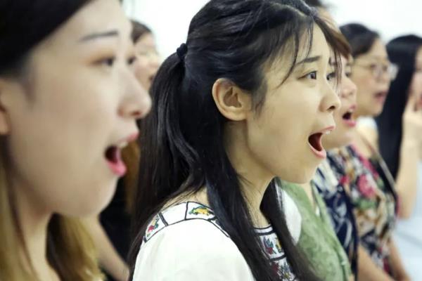 让声音变实的方法，可采取以下3种练习方式