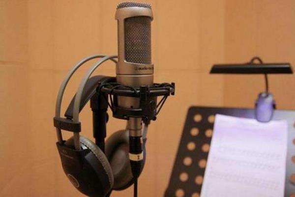 公鸭嗓能学配音吗，可以培养正确的发声习惯