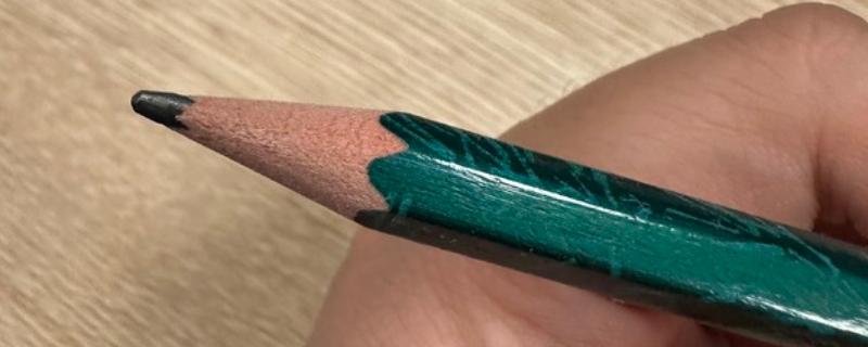 三菱铅笔和中华铅笔对比，前者价格更高