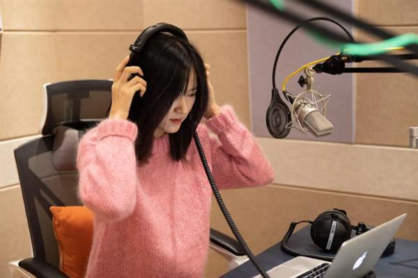 新人音频主播留住人气的方法，及时与粉丝互动并引导对方关注