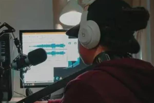 新人音频主播留住人气的方法，及时与粉丝互动并引导对方关注