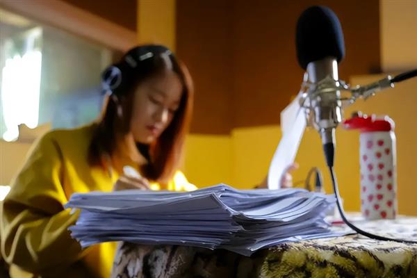 配音时笑得张狂又不尴尬的方法，从相关的配音作品中学习模仿可获得灵感
