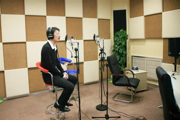 配音时笑得张狂又不尴尬的方法，从相关的配音作品中学习模仿可获得灵感