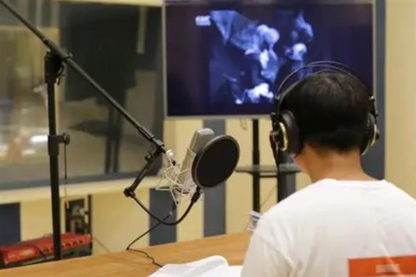 配音时笑得张狂又不尴尬的方法，从相关的配音作品中学习模仿可获得灵感