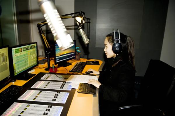 女生声音好听可以做什么，配音、闲聊付费、电台主播均可考虑