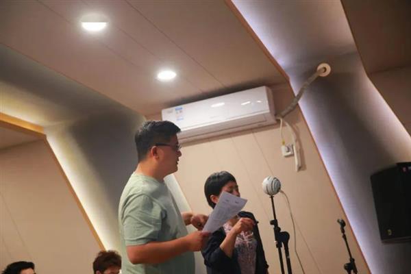 如何才能配出恐怖氛围压抑的感觉，一般会采取立体声