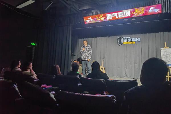 脱口秀主持人的要求，首先需具备良好的语言表达能力