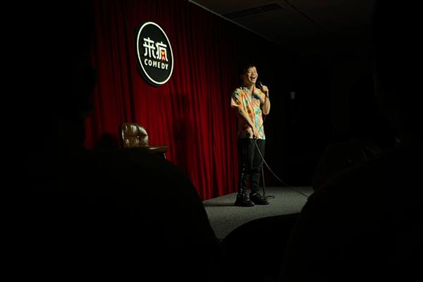 脱口秀主持人的要求，首先需具备良好的语言表达能力