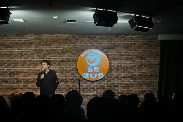 脱口秀主持人的要求，首先需具备良好的语言表达能力