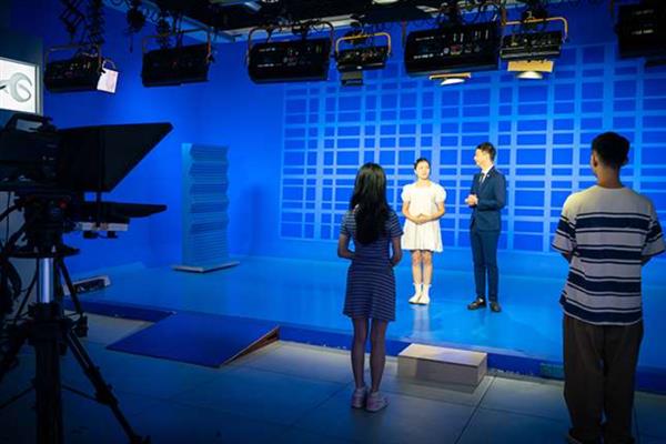 播音语速太快如何改善，发音前练习提松打挺可让声音更规范