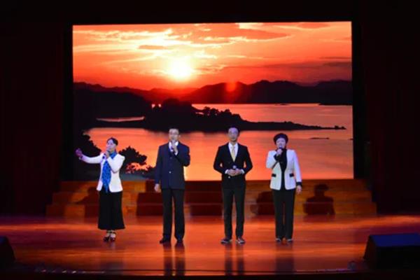 如何有感情地朗诵，需充分了解内容并让语调保持节奏