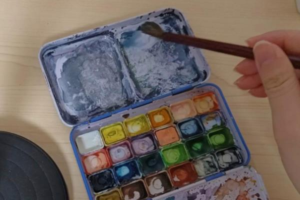 怎么清洗颜料盒，刚画完的时候清洗最合适