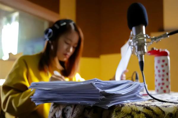配音演员是否一定要科班出生，对技能水平、工作经验和作品更为看重
