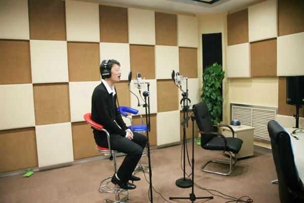 配音演员是否一定要科班出生，对技能水平、工作经验和作品更为看重