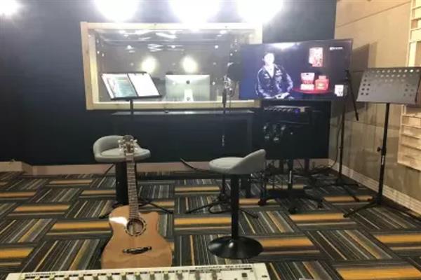 配音演员是否一定要科班出生，对技能水平、工作经验和作品更为看重