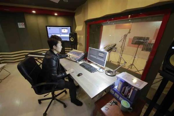 配音圈入驻商家的方法，在个人中心搜索入驻选项、支付费用后完成认证