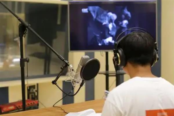 配音圈入驻商家的方法，在个人中心搜索入驻选项、支付费用后完成认证