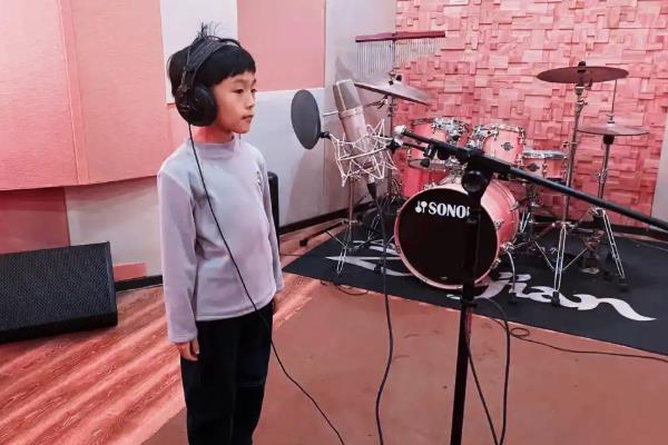 童声是不是由小孩子配音，有真实的童声也有伪音