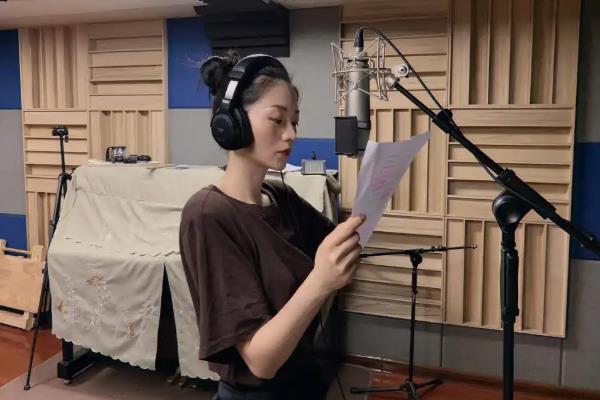 童声是不是由小孩子配音，有真实的童声也有伪音