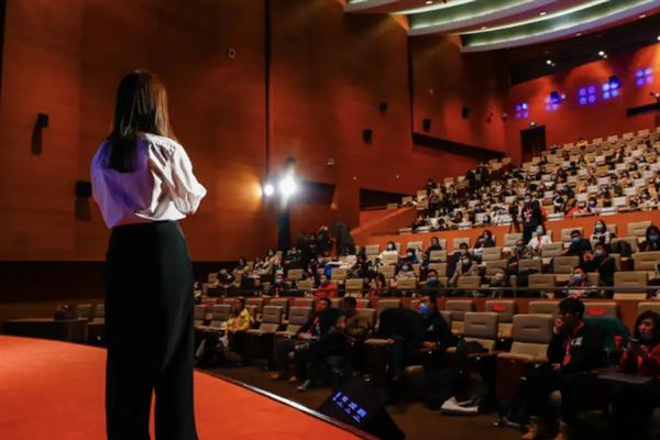 怎么提升演讲声音的感染力，将演讲的核心表达给受众