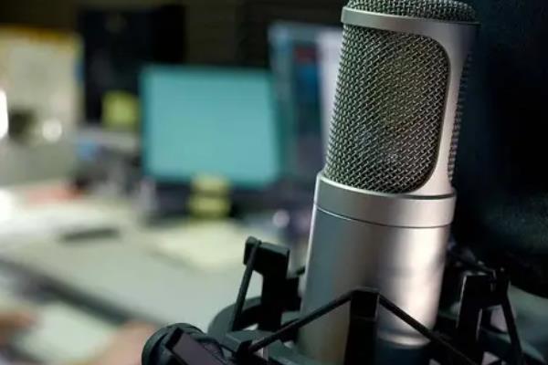 一个人怎样转变多种声音，首先要学会控制声音
